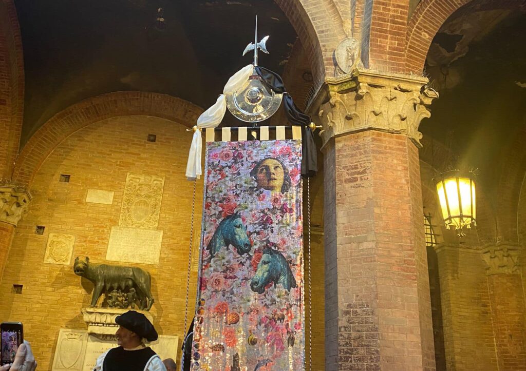 Siena Drappellone Con Paillettes Per Il Palio Dell Assunta