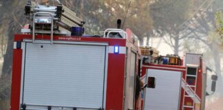 Nube tossica dopo incendio a Caivano, sospese attività nella zona Asi: “Obbligo di mascherina”