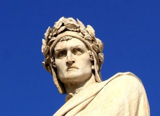 Si arrampica sulla statua di Dante a Firenze