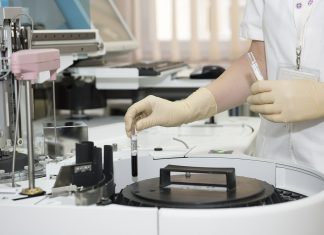 Covid, aperte le prenotazioni over 18 per la terza dose di vaccino laboratorio analisi
