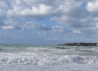 Allerta meteo, codice giallo per vento e mareggiate mercoledì 1 dicembre mareggiata castiglioncello