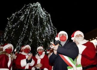 Firenze illuminata a festa diventa più magica. Accesi tutti gli alberi di Natale