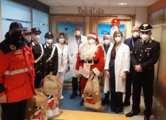 Babbo Natale dei carabinieri porta i doni ai piccoli pazienti dell’ospedale Santo Stefano di Prato babbo natale pediatria