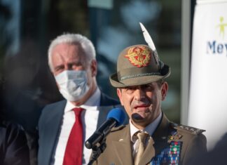 Il generale Figliuolo al Meyer di Firenze, hub vaccinale per gli under 12 fragili. “La Toscana sta facendo una campagna straordinaria”.