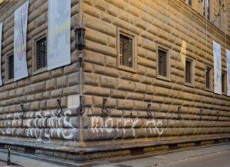 Palazzo Strozzi, atto vandalico: imbrattate le facciate con la scritta in vernice bianca ‘Jeff Koons marry me’. Subito attivate le operazioni di restauro