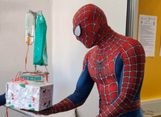 Arriva Spiderman e porta i regali ai piccoli pazienti di oncoematologia del Santa Chiara di Pisa