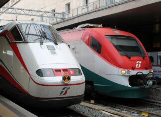 Il Covid viaggia in treno, corse cancellate in Toscana. Ferrovie: “La pandemia non rallenta, effetto sulla normale programmazione” treni