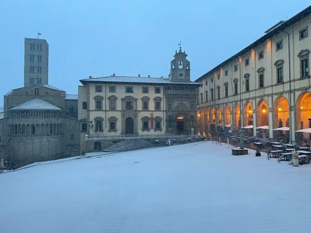 neve Arezzo piazza Grande