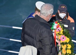 Costa Concordia, all’Isola del Giglio il giorno del ricordo. La commemorazione delle 32 vittime del naufragio Costa Concordia