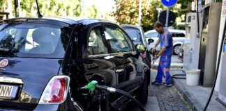 Prezzi carburanti, nuova accisa sul diesel: aumenti per IP e Q8, frenata di Eni