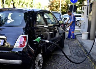 Prezzi carburanti, proseguono i rialzi: benzina in autostrada sopra 2 euro