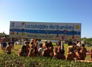 A Forte dei Marmi i bambini a scuola in spiaggia. Progetto sperimentale con lezione sul mare Spiaggia dei bambini Giorgio Salvatori