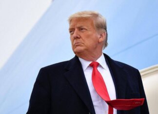 Usa, Trump cambia aereo in segreto ma giornalisti tenuti all’oscuro: è polemica