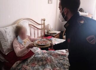 Sola e debilitata in casa a Firenze, signora anziana chiama la Polizia, che le prepara il pranzo e fa anche il bucato Polizia di Stato soccorsi