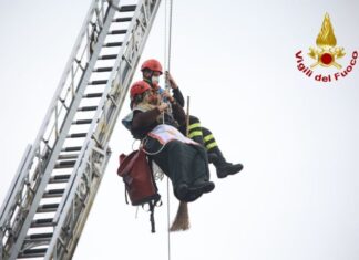 Giornata intensa per la Befana in Toscana. Tanti regali per i bambini ricoverati negli ospedali e per i piccoli ospiti nei Covid hotel Befana Vigili del Fuoco Meyer Firenze