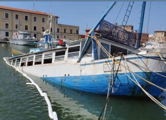 Ca’ Moro, a Livorno parte la rimozione del battello ristorante affondato in cui arrivò chef Cannavacciuolo Ca' Moro Livorno