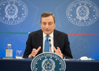 Governo Draghi, dal primo febbraio nuova stretta. I negozianti diventano sceriffi per il green pass Mario Draghi