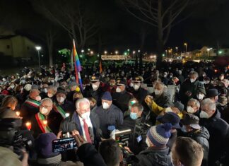 Ragazzino ebreo aggredito, in centinaia alla fiaccolata di solidarietà fiaccolata
