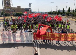 Gkn, firmata al Mise l’ipotesi di accordo quadro per la riconversione, garantita la continuità occupazionale Manifestazione gkn