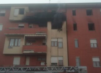 Livorno, incendio in un appartamento al terzo piano. Salvi gli abitanti e due cani Incendio