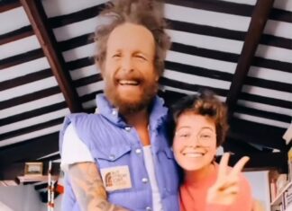 Jovanotti guarito dal Covid festeggia a Cortona, abbraccia la figlia e apre i regali di Natale Jovanotti