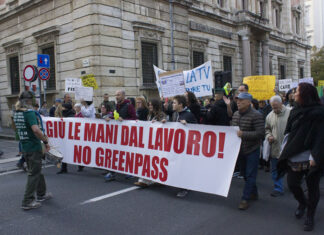 A Livorno si presentano esposti nei confronti di Draghi e dei ministri manifestazione no green pass Livorno