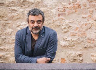 Civica al Magnolfi di Prato con ‘L’angelo e la mosca’, mistica e teatro sul palco Massimiliano Civica