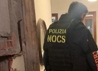 Torre del Lago, blitz dei Nocs. Bloccato l’uomo barricato in casa insieme al padre Polizia NOCS