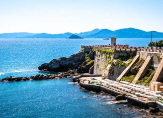 Piombino con piazza Bovio palcoscenico del grande nuoto internazionale in acque libere Piombino Piazza Bovio