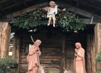 Firenze, danneggiano il Bambinello nel presepe del Duomo per fare i selfie. Ripresi dalle telecamere di videosorveglianza presepe