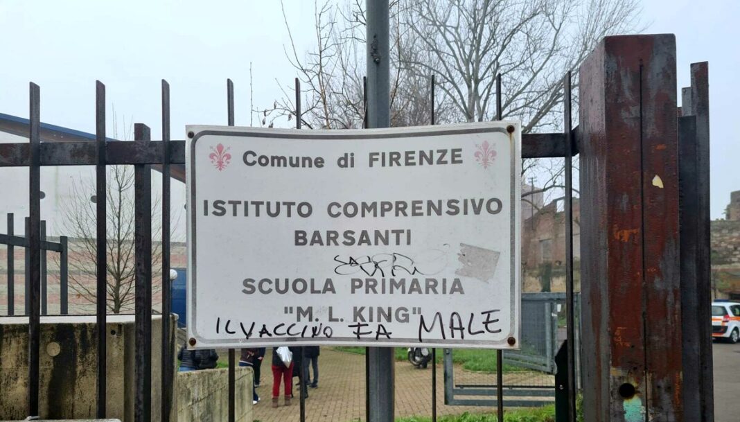 Scuola Barsanti Firenze vandalismo