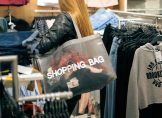 Saldi al via in Toscana, scarpe e maglieria gli acquisti più gettonati, si compra molto sul web shopping saldi Toscana