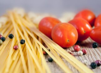 Aumento bollette, diventa più caro prepararsi un piatto di spaghetti al pomodoro Spaghetti Pomodoro