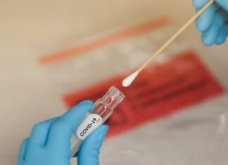 Tamponi in Toscana con listino prezzi calmierato: 15 euro il test rapido, 80 euro il molecolare tampone covid