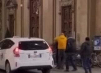 Firenze, tassista aggredisce una cliente in via Tornabuoni con calci e schiaffi. Sospesa la licenza taxi