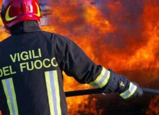 Firenze, incendio in un appartamento. Un uomo di 62 anni muore carbonizzato vigili del fuoco