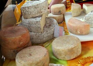 Formaggio ‘obbligatorio’ al ristorante? Lollobrigida: “Fake news”