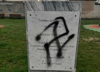 Empoli, svastica sulla lapide di Giulio Niccolai, deportato e morto a Mauthausen vandalismlo Empoli