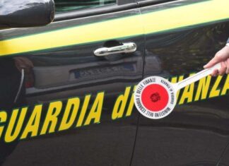 Livorno, griffe false vendute via web. Denunciate 67 persone Guardia di Finanza