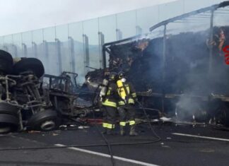 Firenze, incidente mortale sulla A1. Tir si ribalta, incendio e due vittime Scandicci incidente mortale