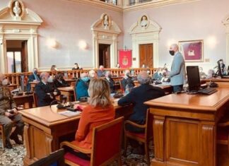 A Livorno il sindaco e la giunta rinunciano all’aumento: “Lasciamo 350mila euro per i cittadini” Livorno