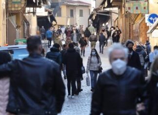 Stop alle mascherine all’aperto. Via libera alle discoteche, si balla con super green pass Obbligo mascherine all'aperto