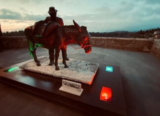 Malattie rare, la Toscana si accende di blu, verde e magenta monumento Villano Grosseto