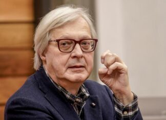 Pale eoliche in Toscana, Sgarbi attacca l’assessore Monia Monni. Lei replica: “Lo ignoro” Vittorio Sgarbi