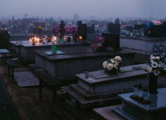 In provincia di Lucca funerali pilotati, sospesi medico e necroforo Cimitero