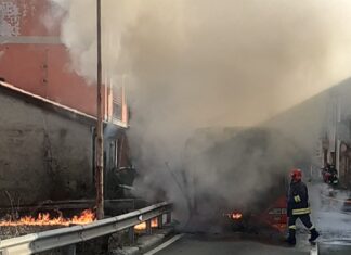 Autobus in fiamme ad Aulla, in salvo gli studenti a bordo incendio pompieri
