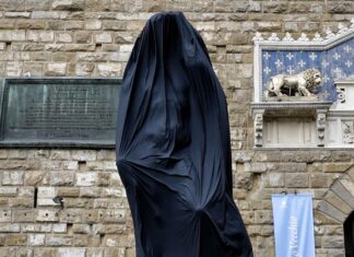 Ucraina, Firenze oscura con un drappo nero il David di Michelangelo David di Michelangelo Firenze