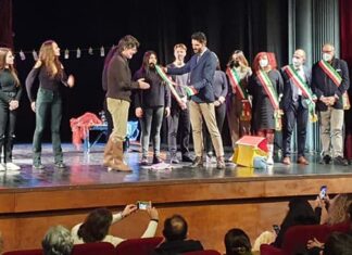 Ettore Bassi al Teatro Puccini di Firenze riceve la fascia di sindaco onorario Ettore Bassi