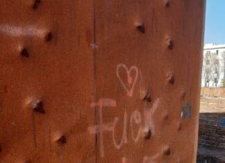 Livorno, lo sfregio al monumento per le vittime del Moby Prince: “Un atto ignobile e vile” Moby Prince vandalismo