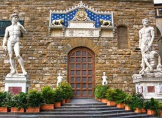 Firenze, incendia il drappo nero messo da Nardella sul David. Arrestato Palazzo Vecchio Firenze